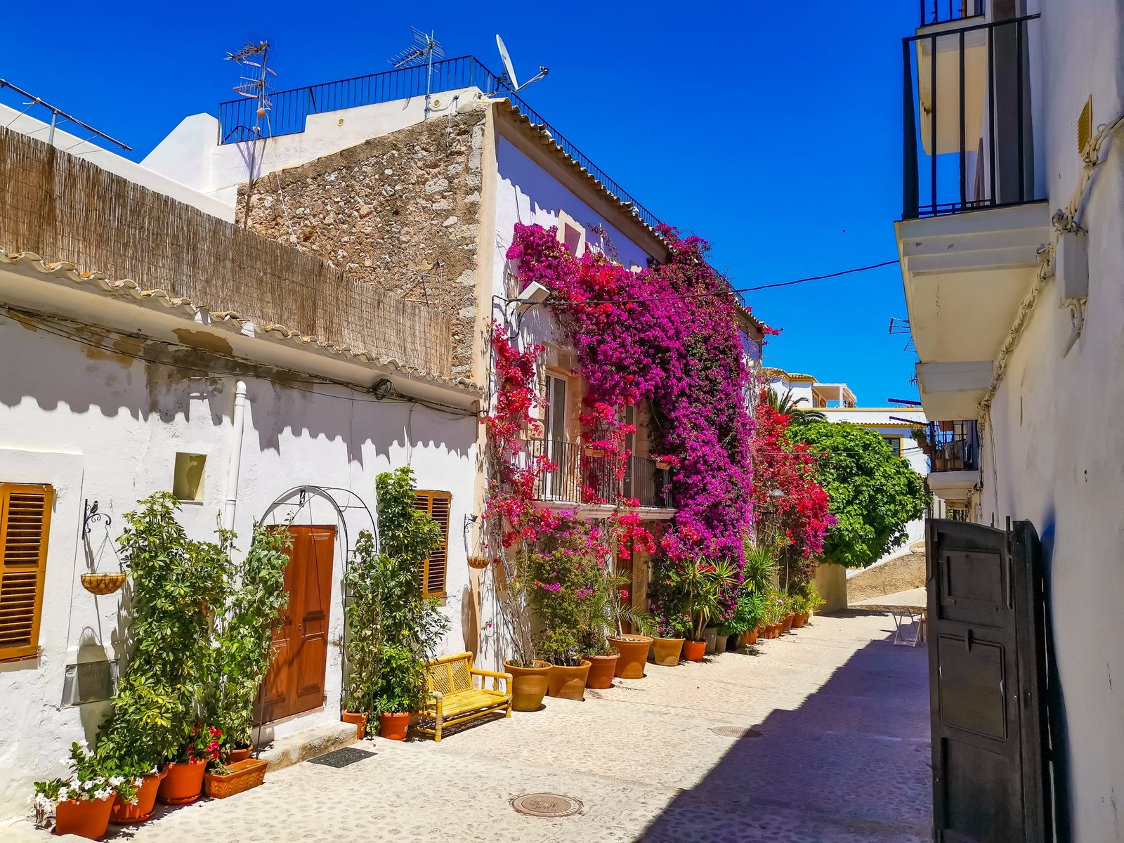 Oude straat ibiza scaled